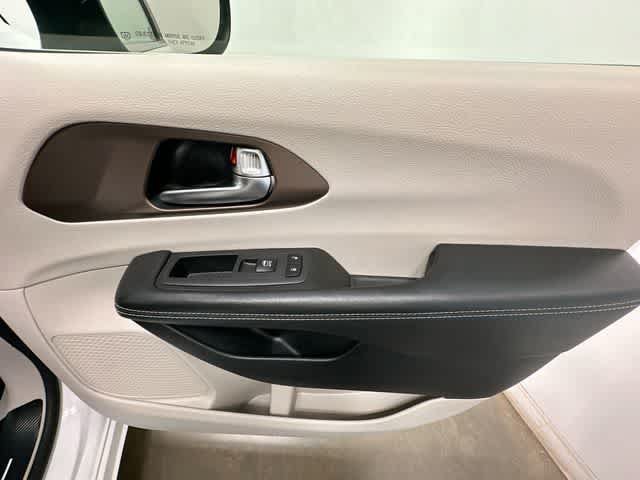 Used 2022 Chrysler Voyager LX FWD image 23