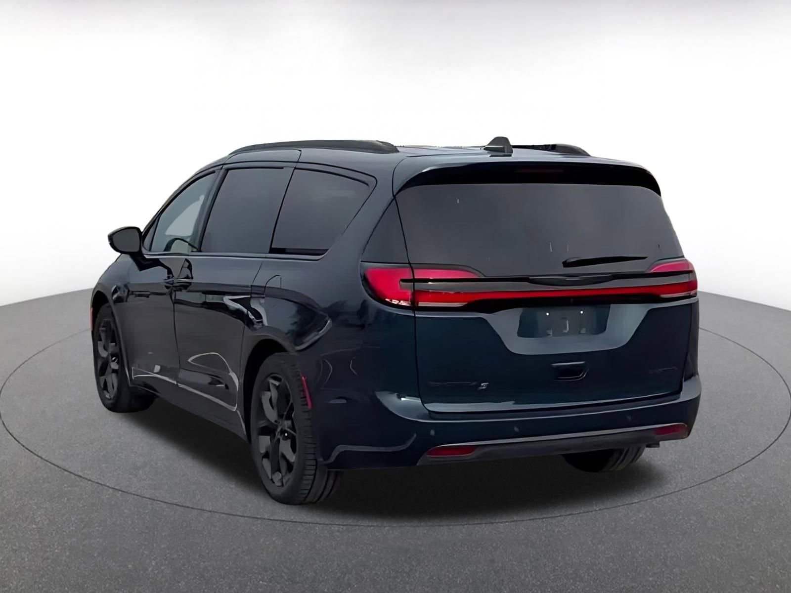 Used 2025 Chrysler Pacifica Limited image 11