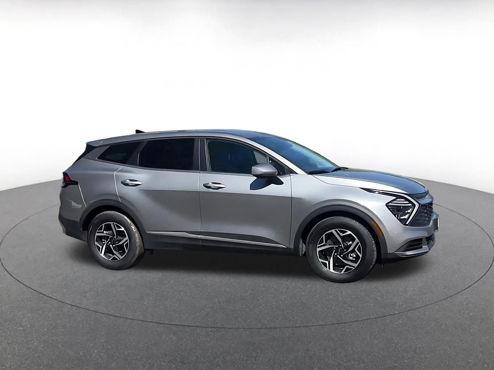 Used 2025 Kia Sportage LX image 2