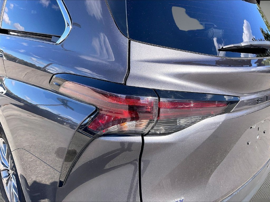 Used 2025 Toyota Sienna XLE FWD image 32