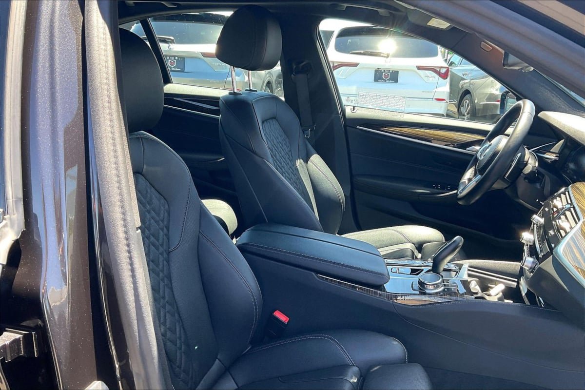 Used 2023 BMW 530e w/ M Sport Package RWD image 7