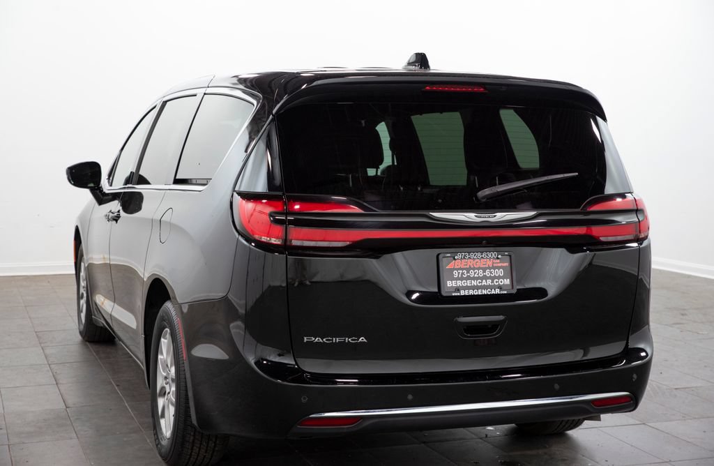 Used 2025 Chrysler Pacifica Select FWD image 10