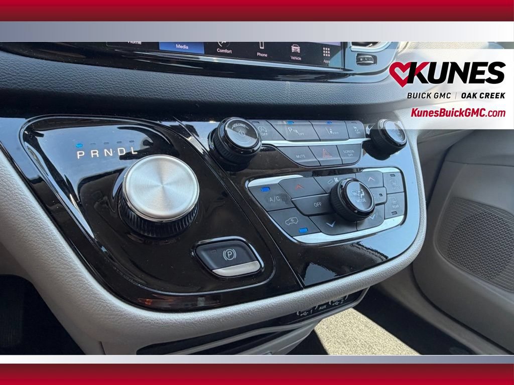 Used 2023 Chrysler Pacifica Touring-L FWD image 23