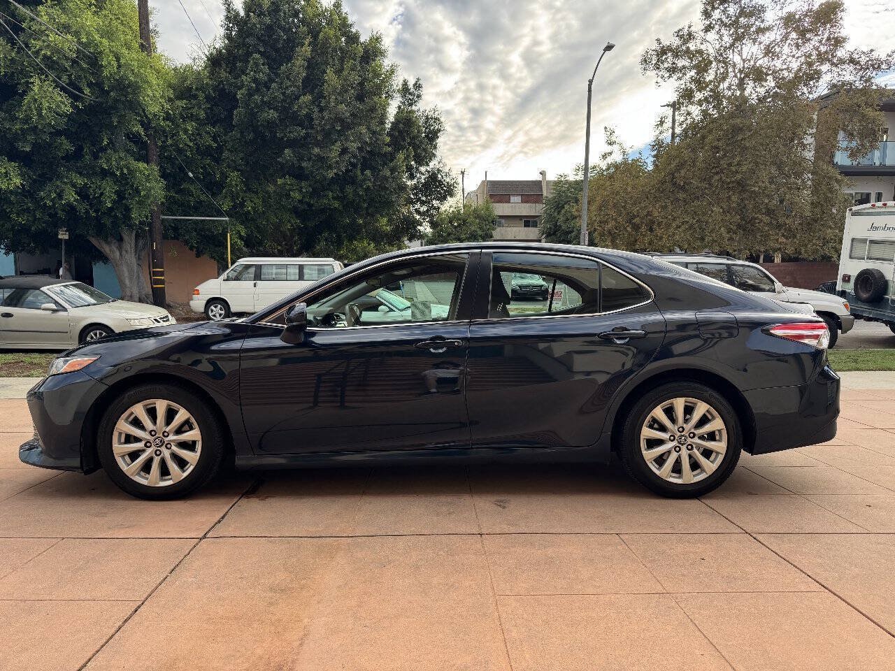 Used 2018 Toyota Camry LE FWD image 6
