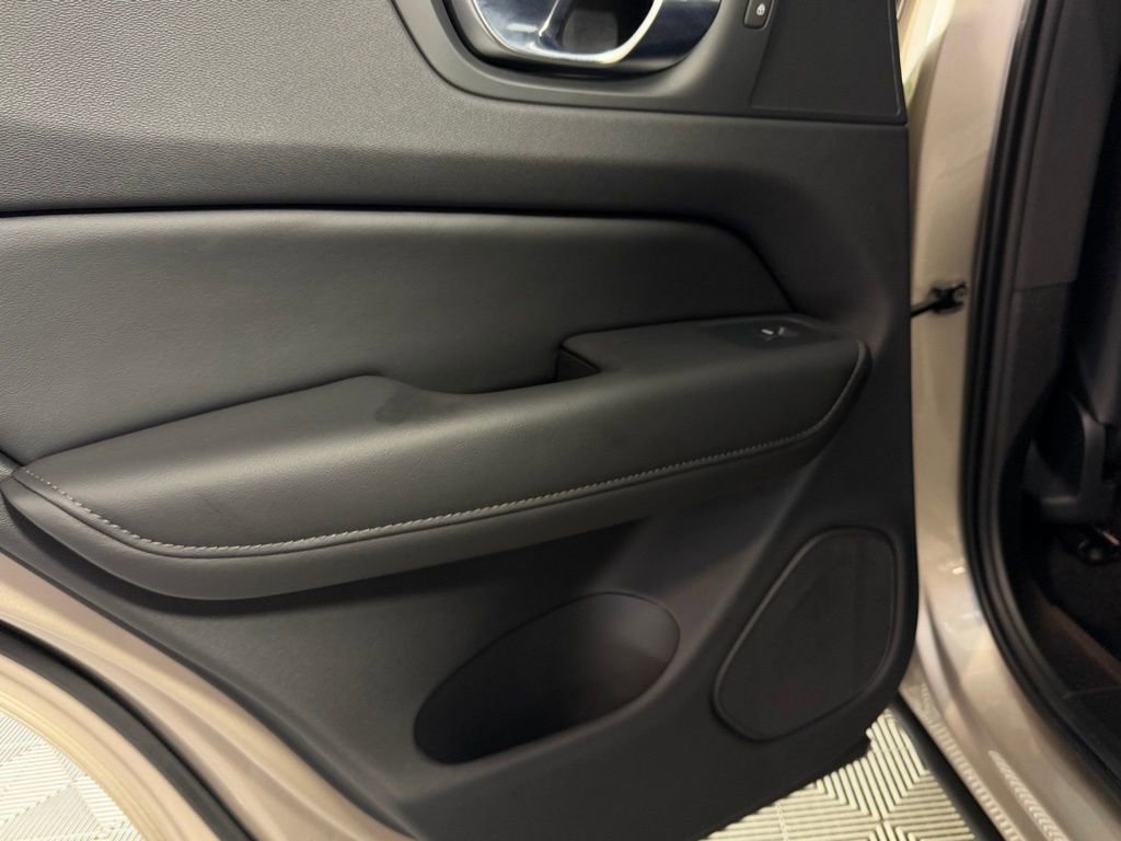 Used 2025 Volvo XC60 B5 Plus image 33
