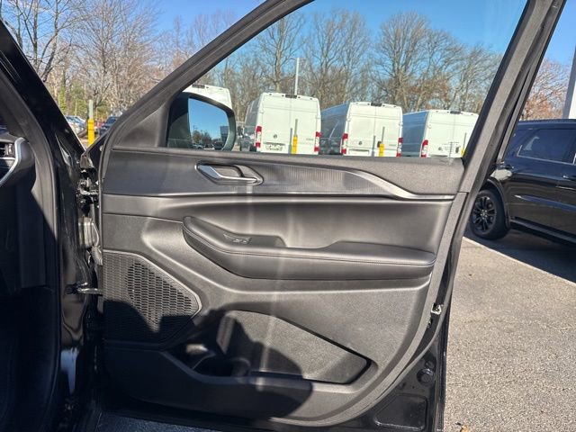 Used 2025 Jeep Grand Cherokee Laredo w/ Luxury Tech Group I image 33