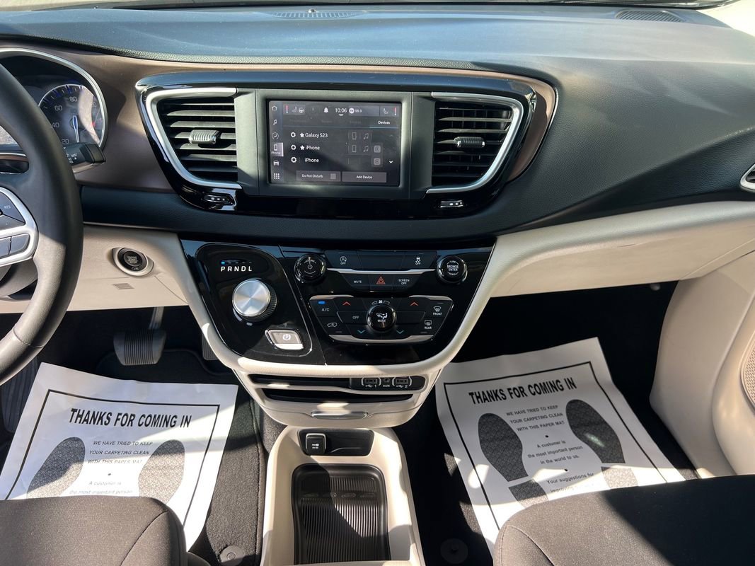 Used 2022 Chrysler Voyager LX image 21