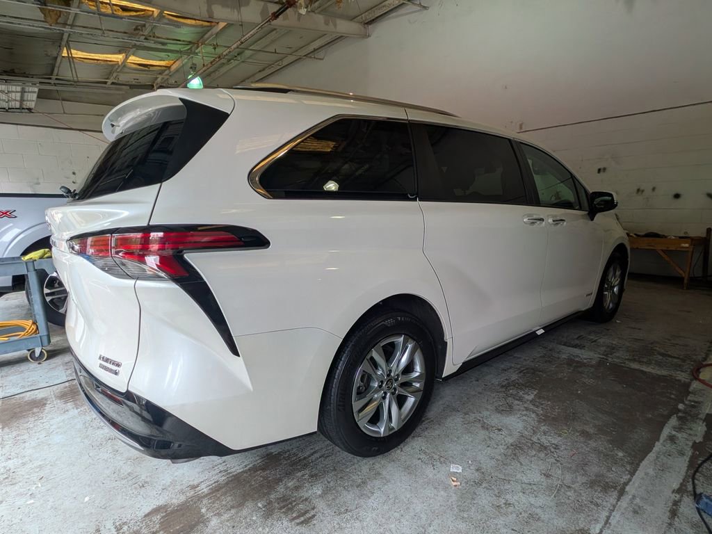 Used 2021 Toyota Sienna Limited image 2