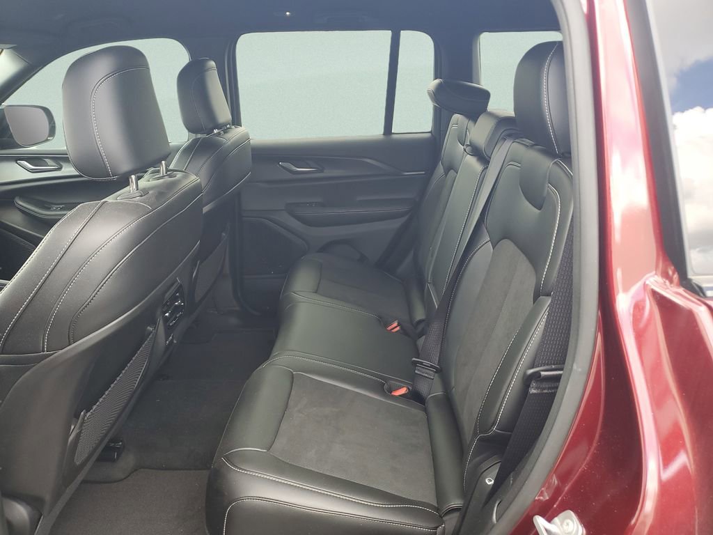 Used 2025 Jeep Grand Cherokee Altitude RWD image 10