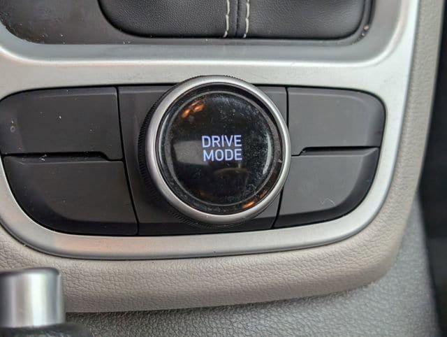 Used 2025 Hyundai Venue SEL FWD image 19