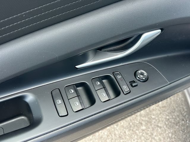 Certified 2024 Hyundai Elantra SE FWD image 15
