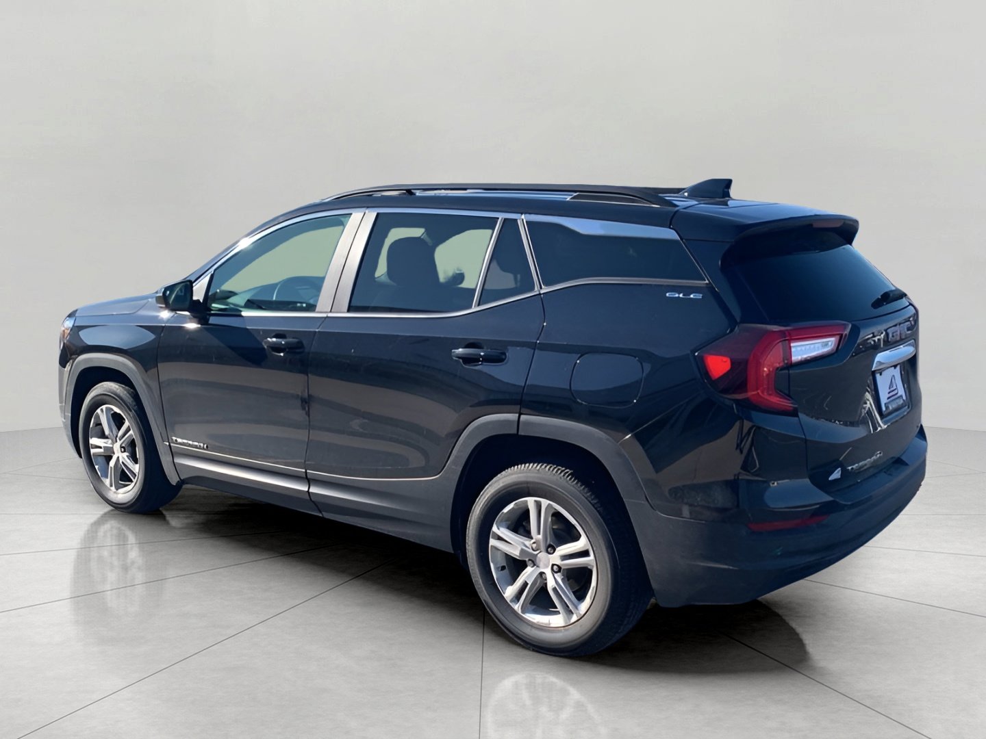 Used 2023 GMC Terrain SLE w/ Driver Convenience Package image 5