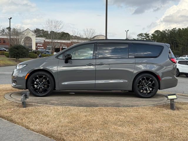 Used 2025 Chrysler Pacifica Limited image 4