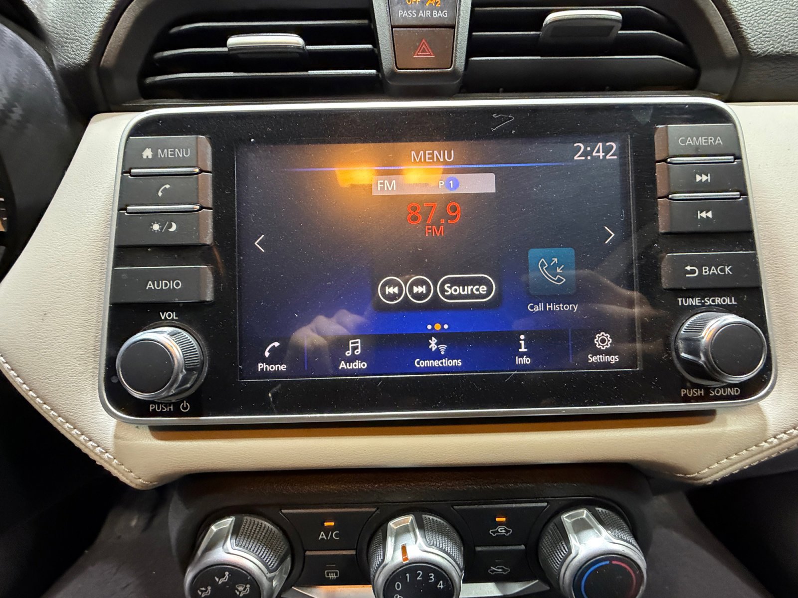 Used 2020 Nissan Versa SV image 28