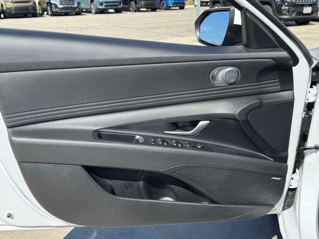 Used 2025 Hyundai Elantra Limited image 28