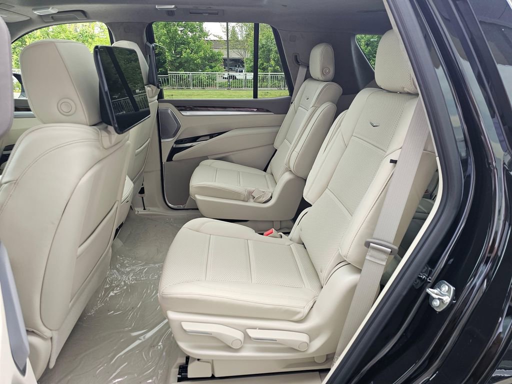 New 2026 Cadillac Escalade Platinum Luxury w/ LPO, Radiant Package AWD/4WD image 17