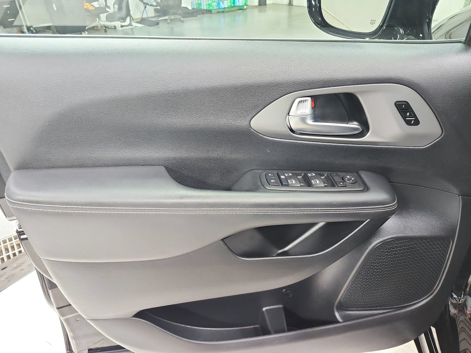 Used 2025 Chrysler Pacifica Select FWD image 38