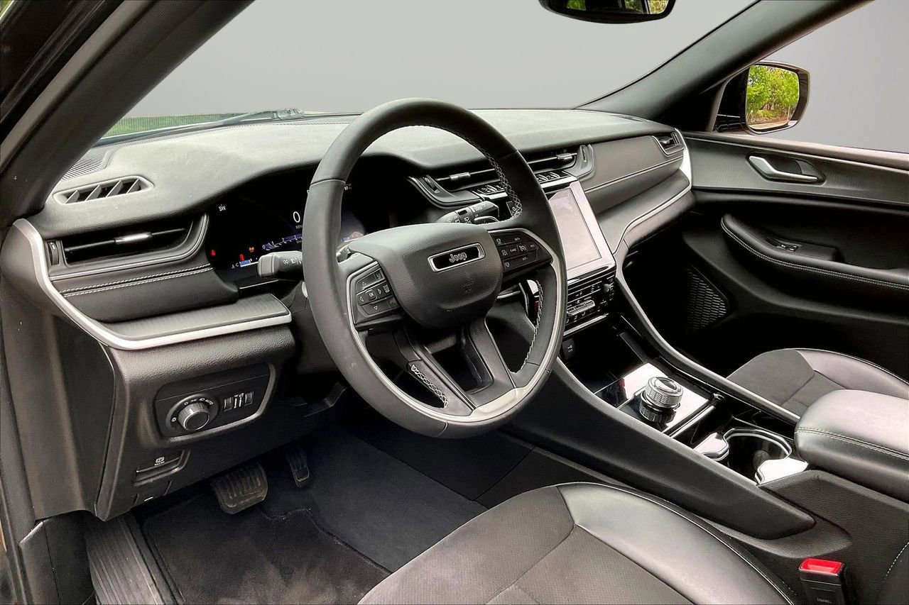 Used 2023 Jeep Grand Cherokee Altitude AWD/4WD image 19