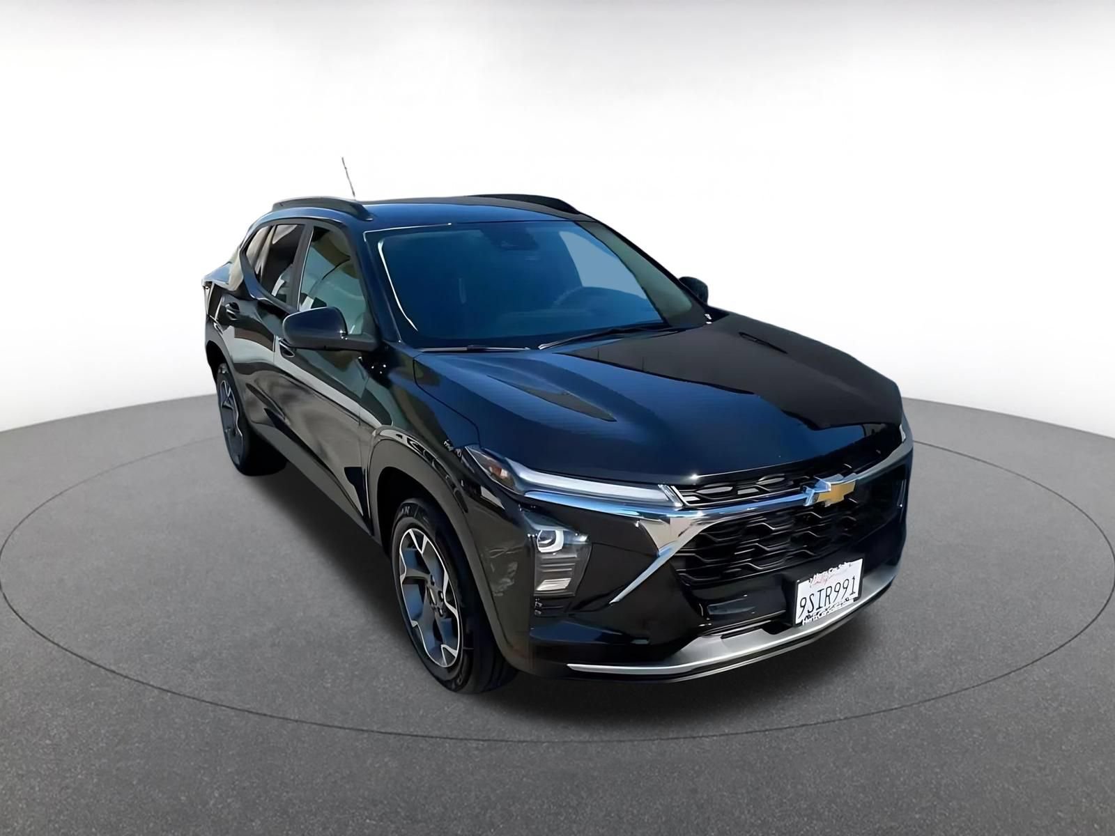 Used 2025 Chevrolet Trax LT FWD image 3