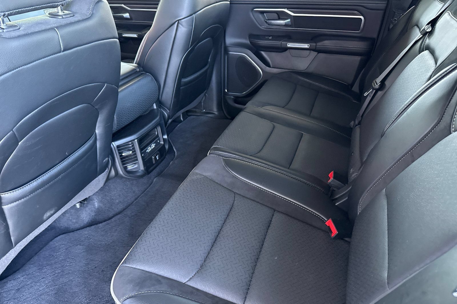 Used 2025 RAM 1500 Laramie AWD/4WD image 16