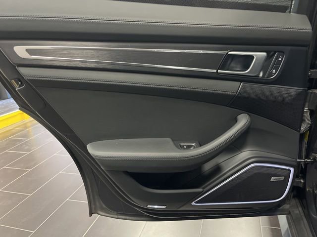 Used 2023 Porsche Panamera image 11