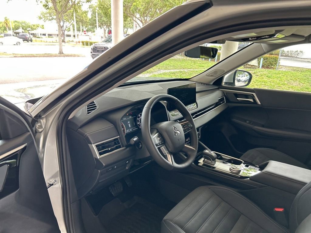Used 2026 Mitsubishi Outlander SE FWD image 6
