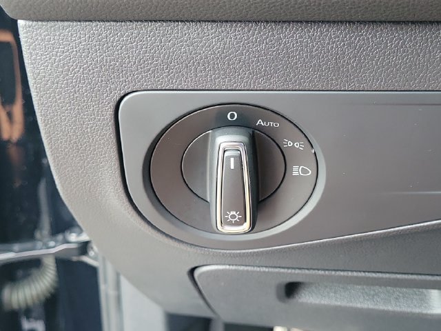 Certified 2022 Volkswagen Tiguan SE R-Line FWD image 29