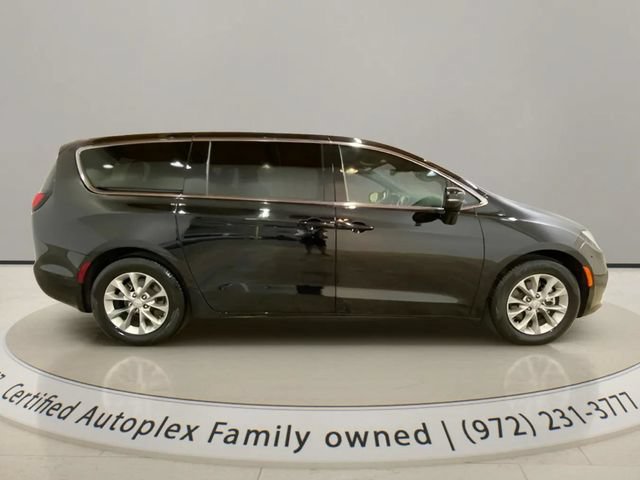 Used 2026 Chrysler Pacifica Limited FWD image 6