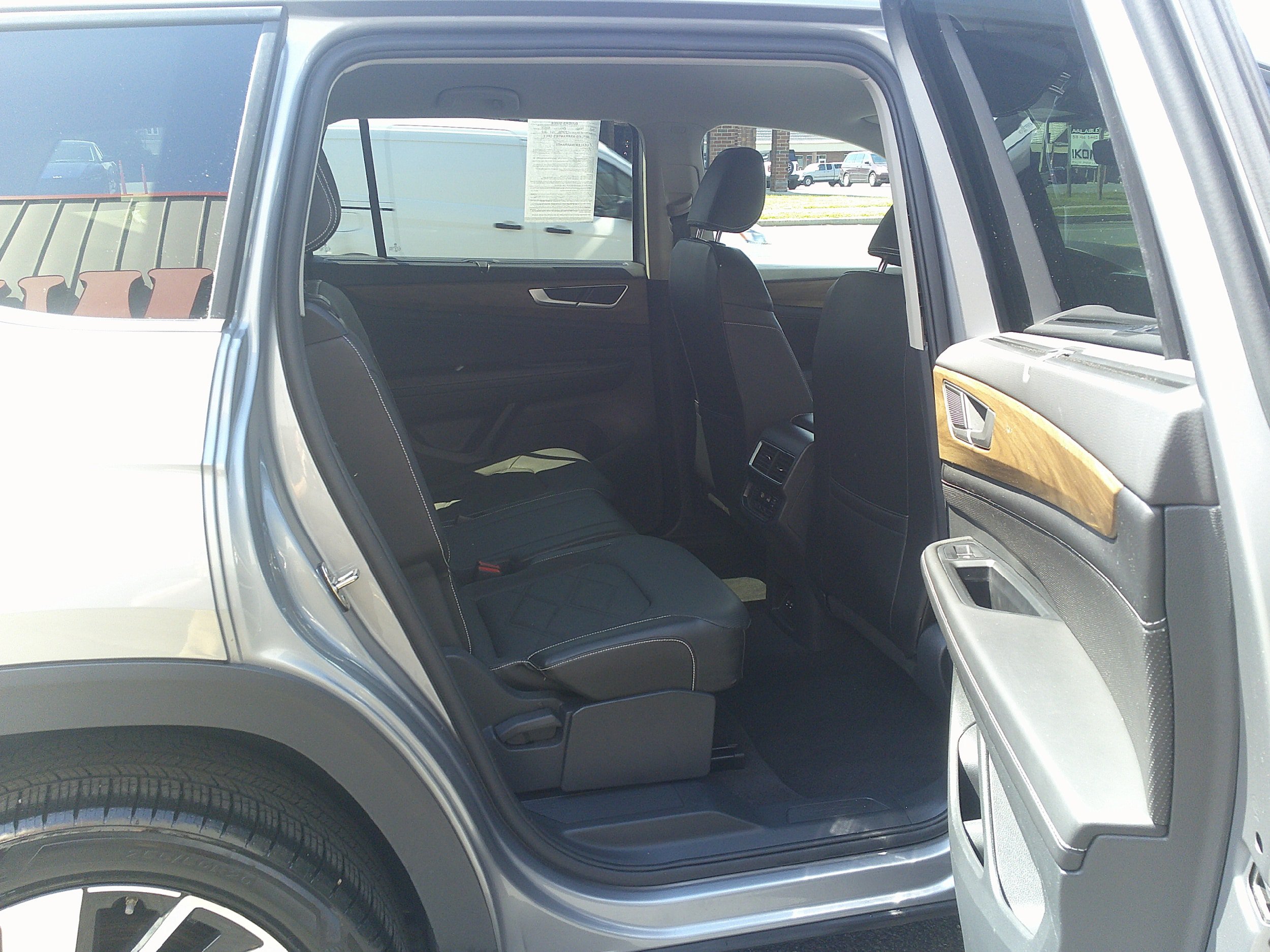 Used 2025 Volkswagen Atlas SE AWD/4WD image 27