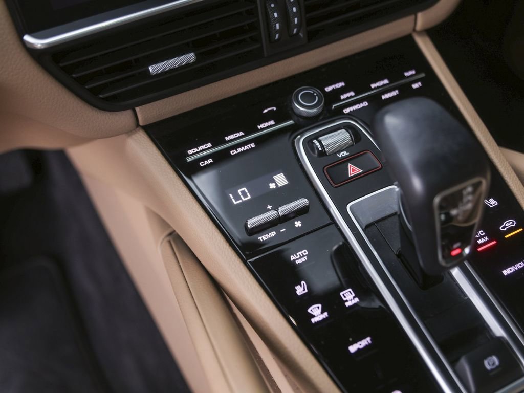 Certified 2023 Porsche Cayenne Platinum Edition image 24