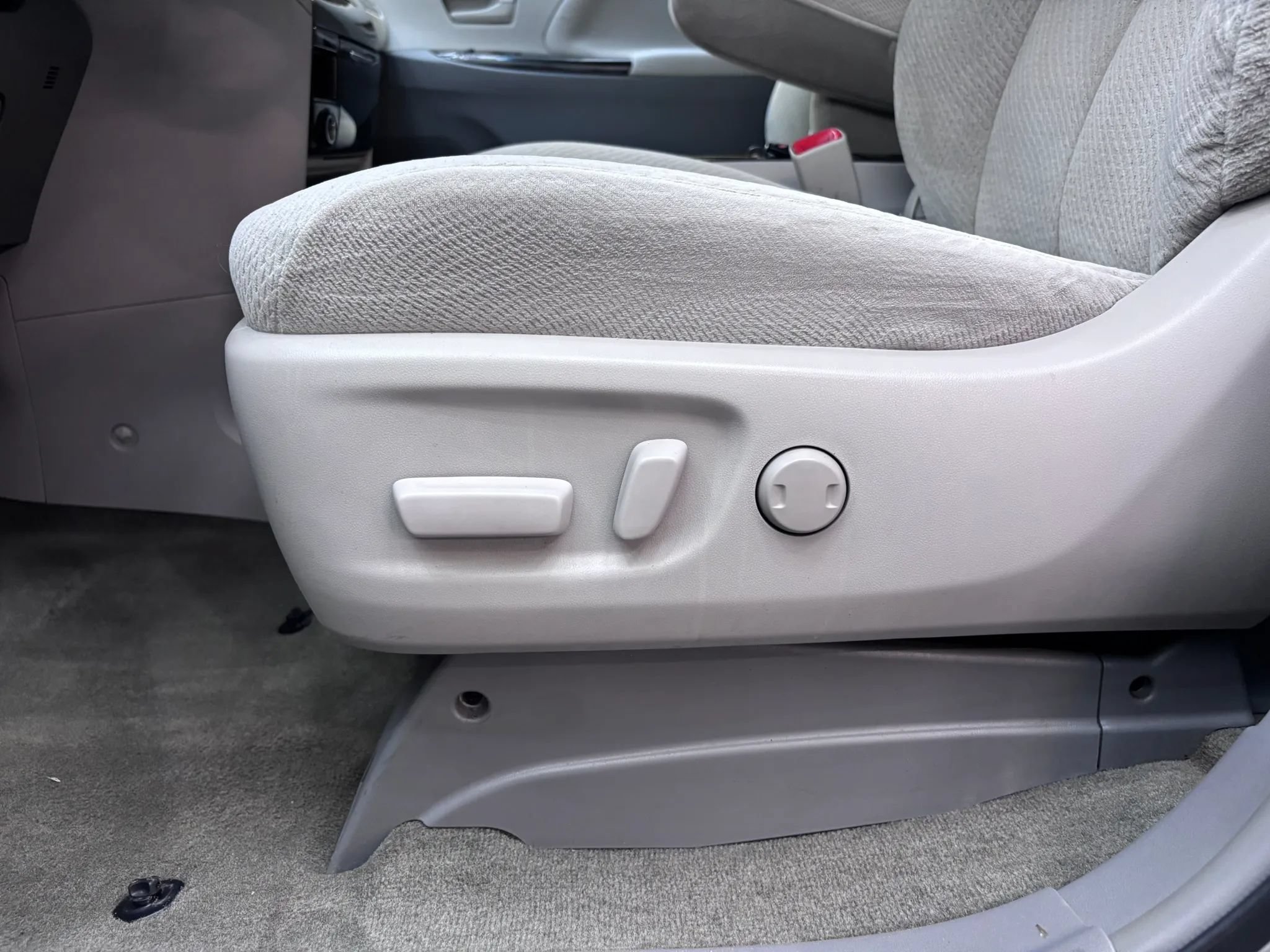 Used 2014 Toyota Sienna LE FWD image 9