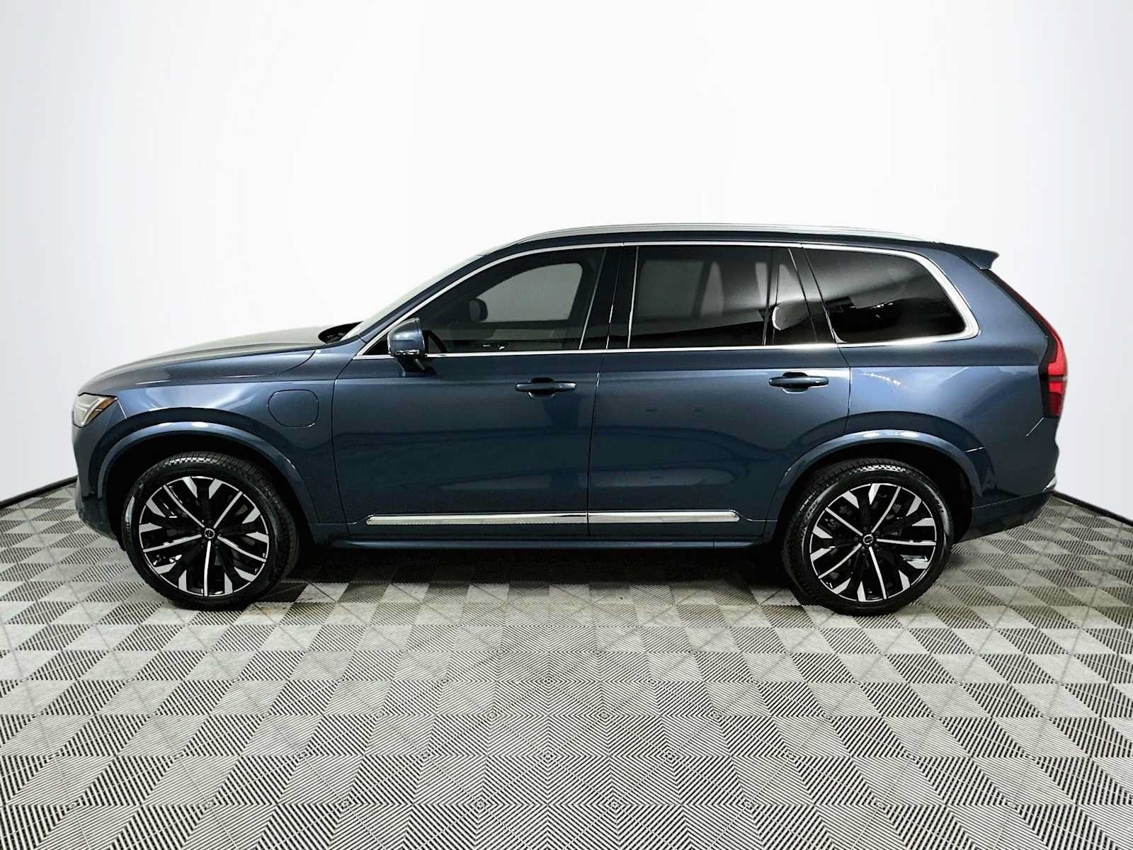 New 2026 Volvo XC90 T8 Plus w/ Protection Package AWD/4WD image 4