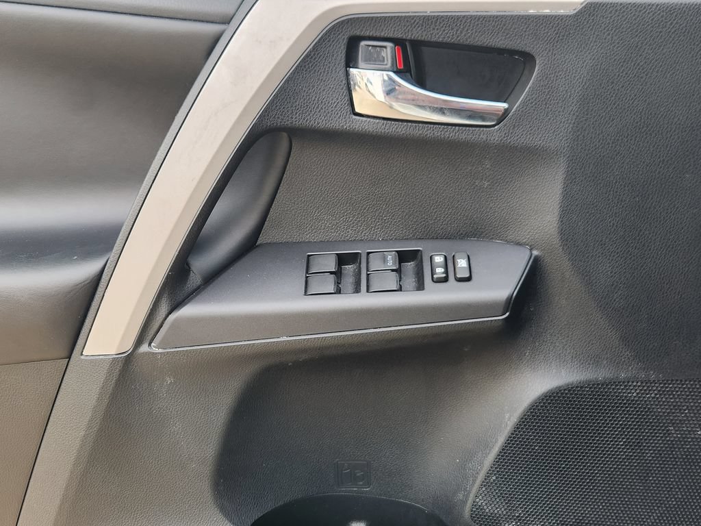 Used 2018 Toyota RAV4 XLE FWD image 22