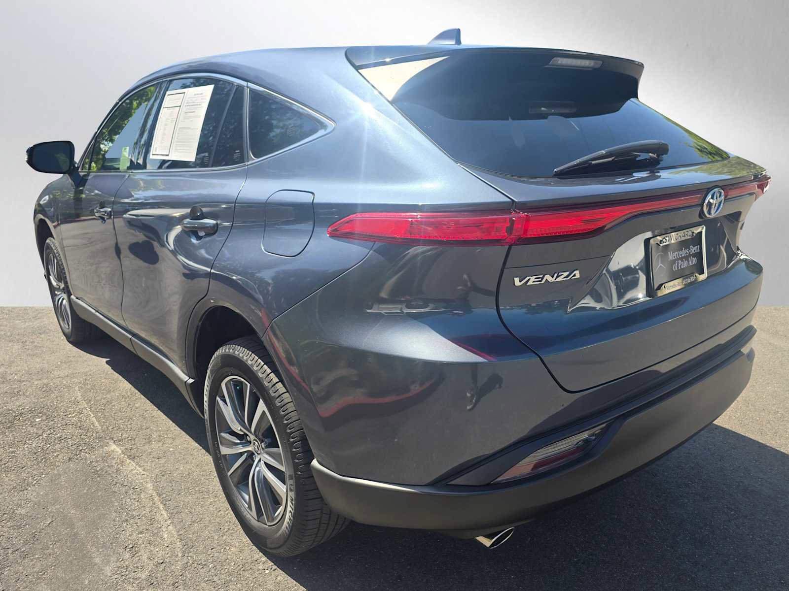 Used 2022 Toyota Venza LE AWD/4WD image 5