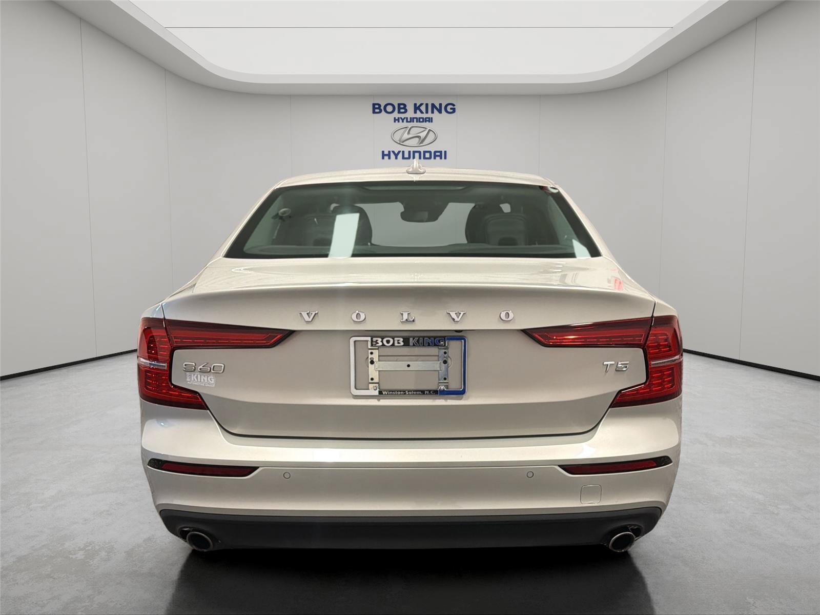 Used 2019 Volvo S60 T5 Momentum w/ Multimedia Package FWD image 4