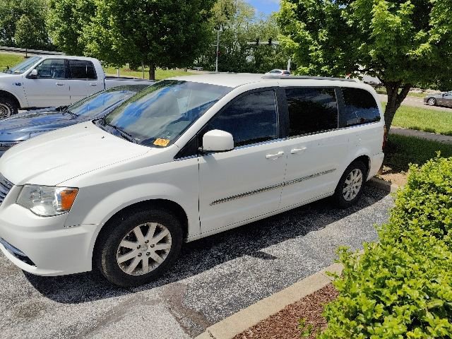 Used 2013 Chrysler Town & Country Touring FWD image 6