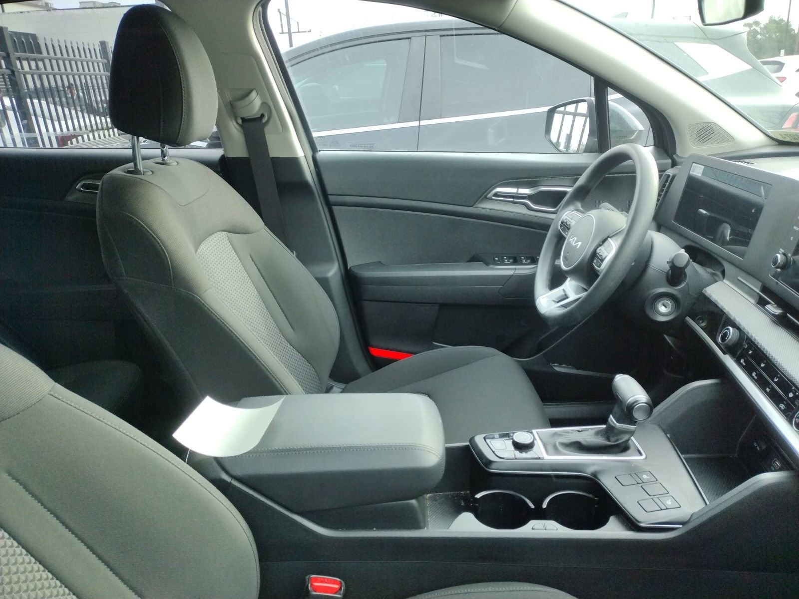 Used 2025 Kia Sportage LX image 4