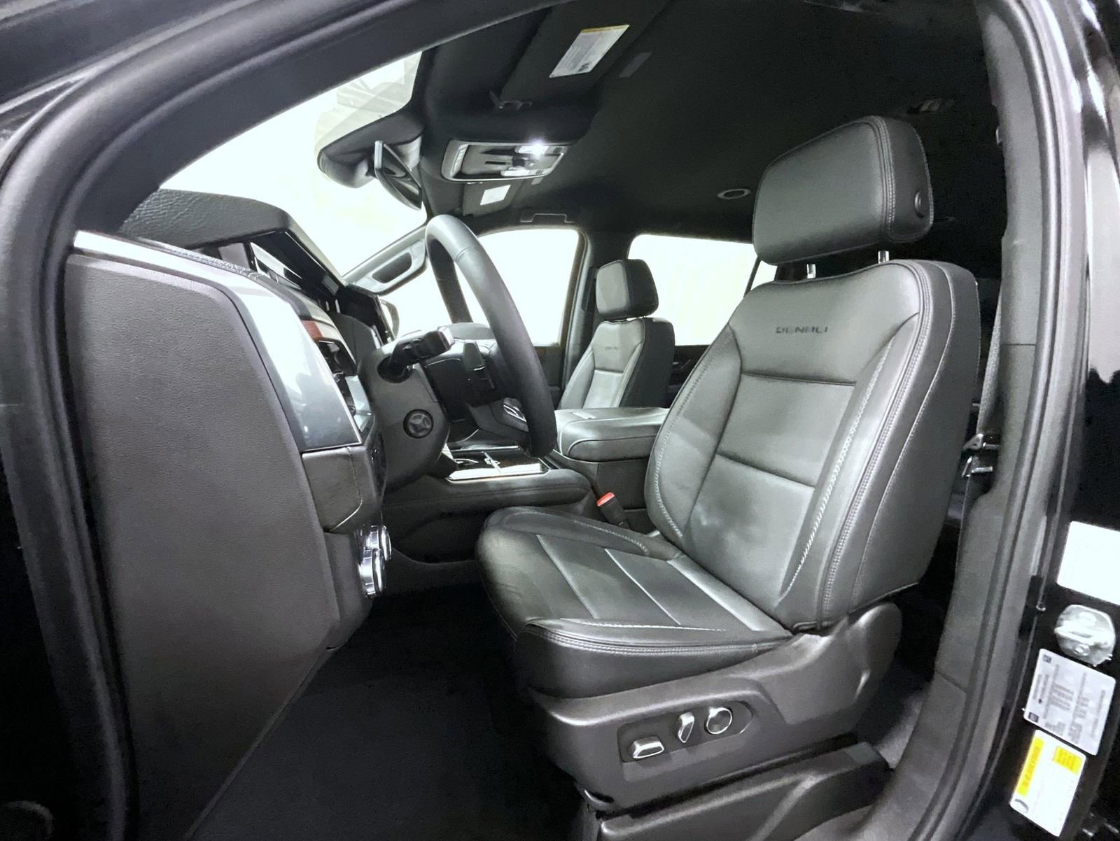 Used 2025 GMC Yukon XL Denali image 11