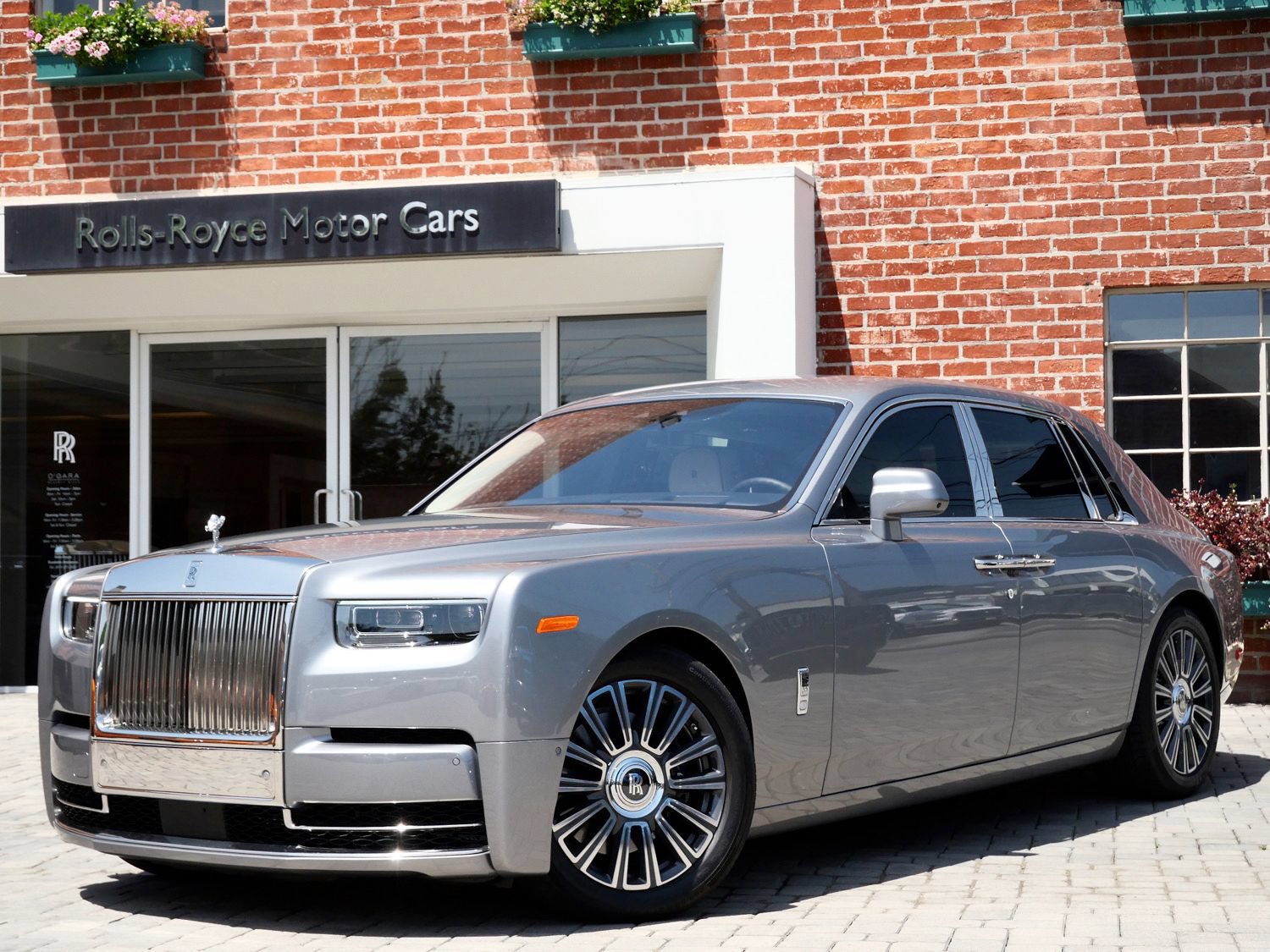 Used 2023 Rolls-Royce Phantom Sedan RWD image 1
