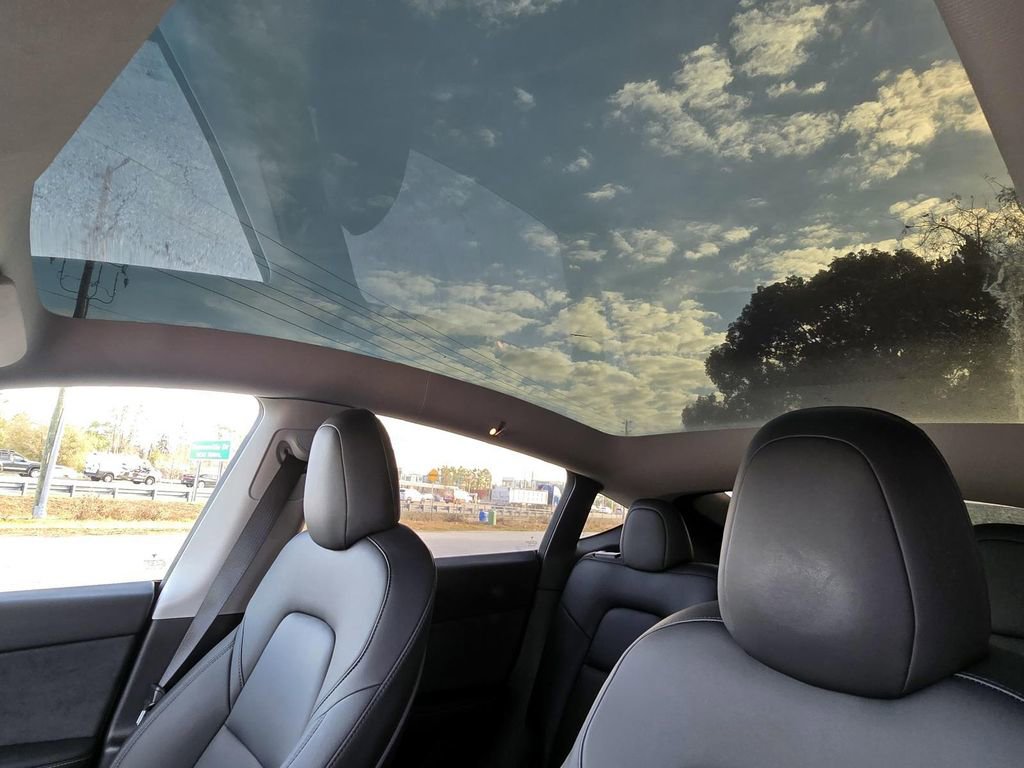 Used 2022 Tesla Model Y Long Range image 16