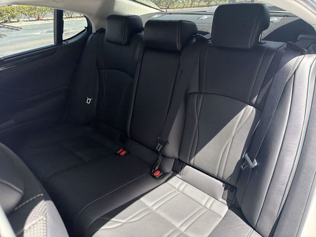 Used 2021 Lexus ES 300h Ultra Luxury w/ Accessory Package 2 image 22