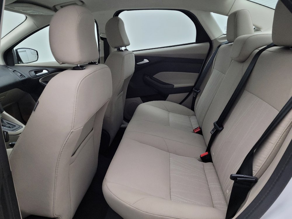 Used 2016 Ford Focus SE w/ SE Cold Weather Package FWD image 18