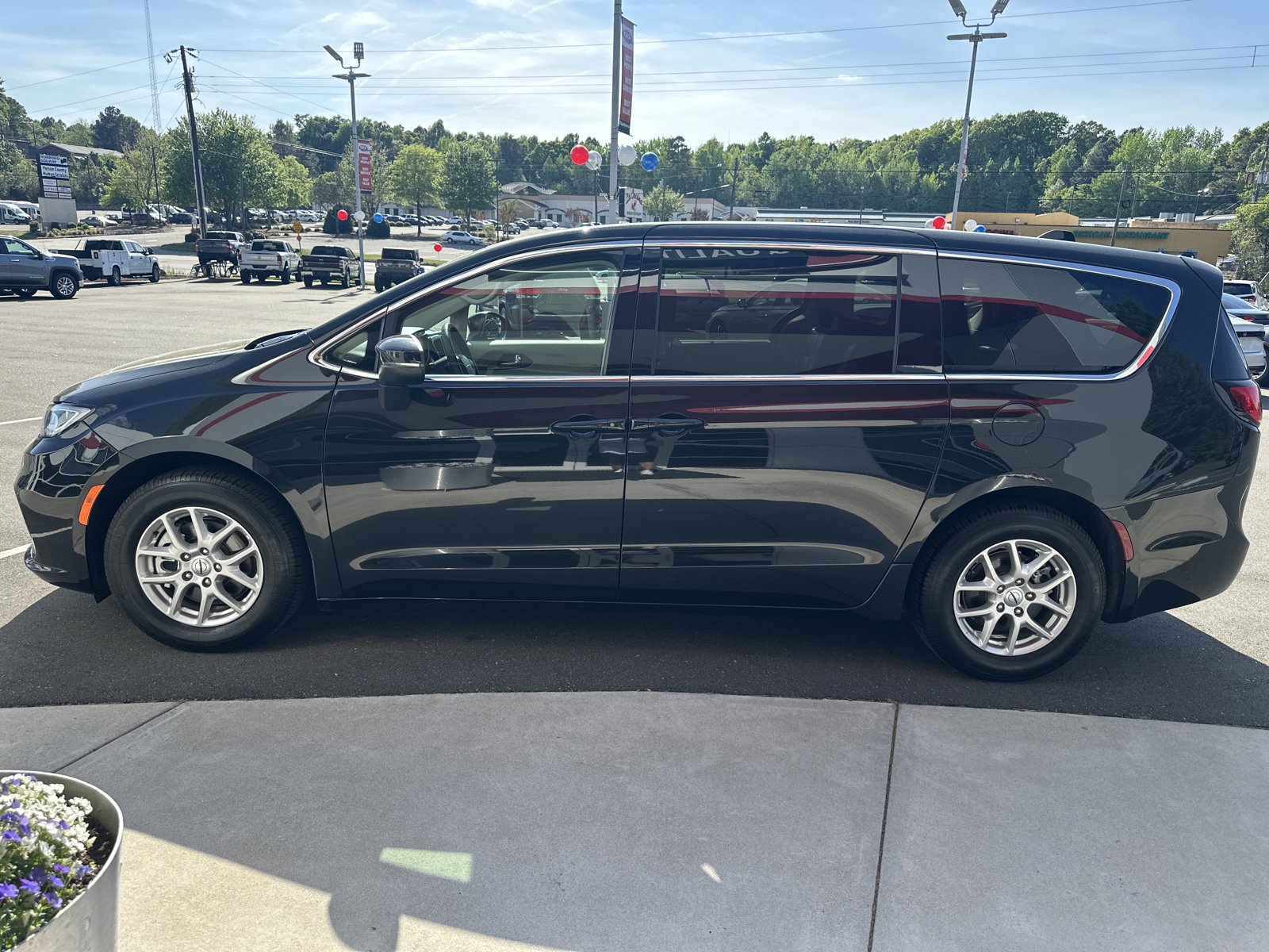 Used 2023 Chrysler Pacifica Touring-L FWD image 5