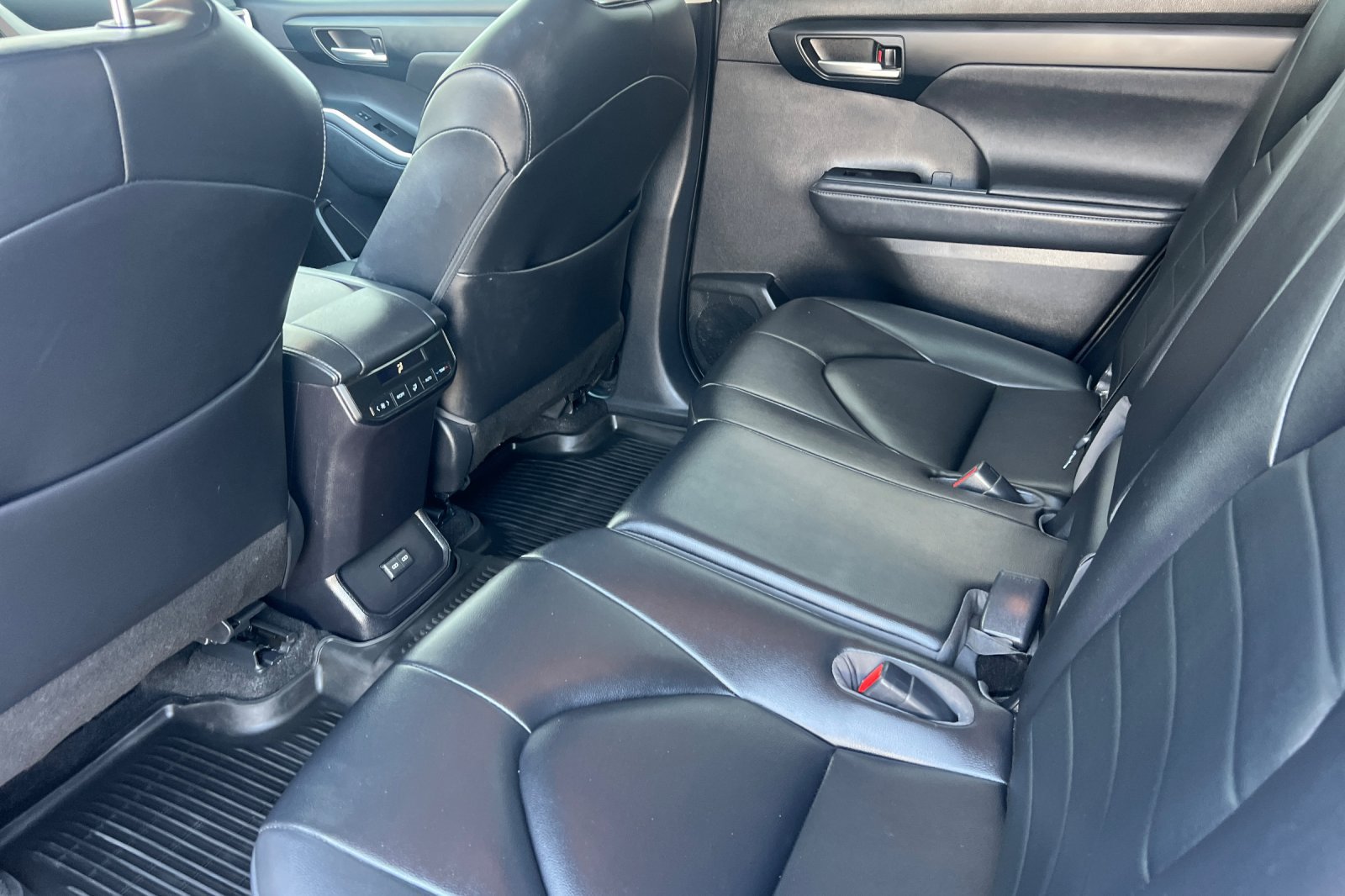 Used 2023 Toyota Highlander XLE AWD/4WD image 9
