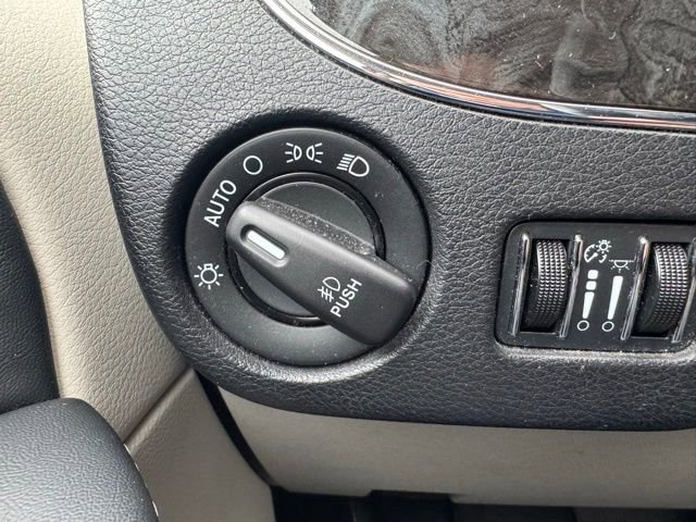 Used 2015 Chrysler Town & Country Touring-L w/ Driver Convenience Group FWD image 16