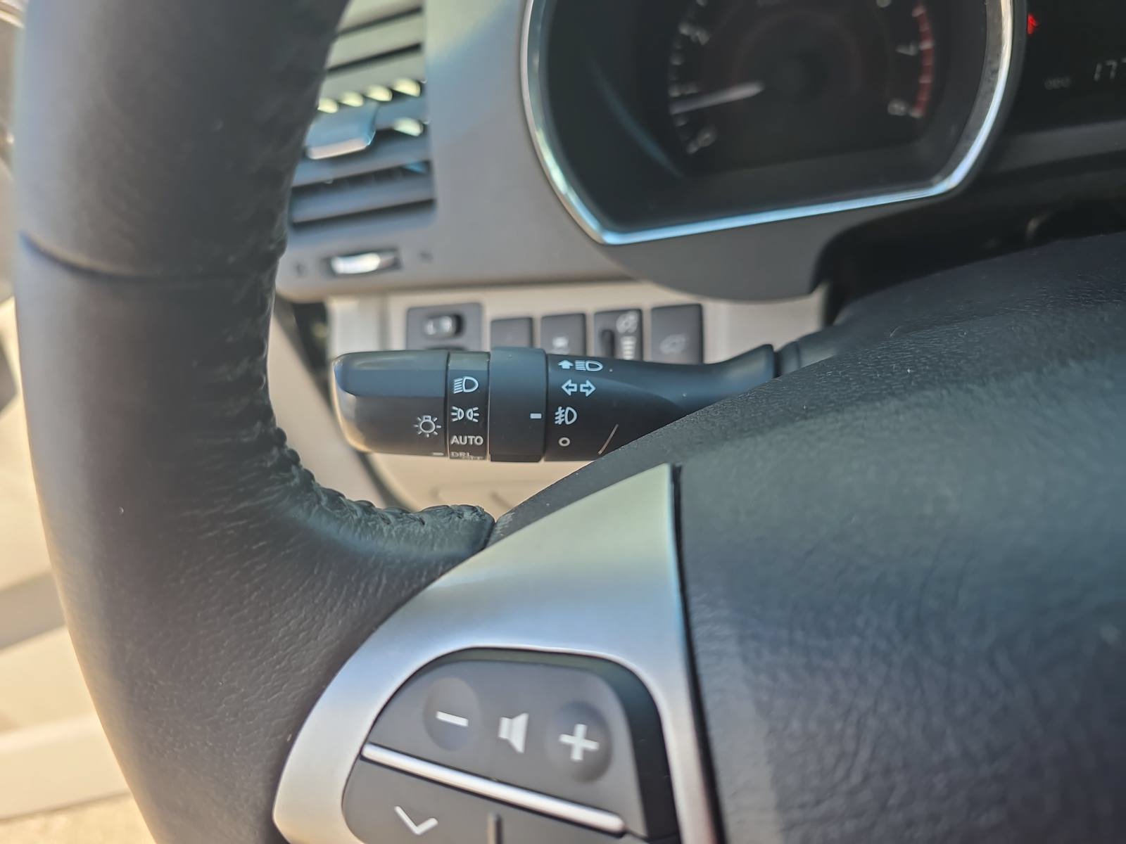 Used 2012 Toyota Highlander SE w/ Tow Pkg FWD image 23
