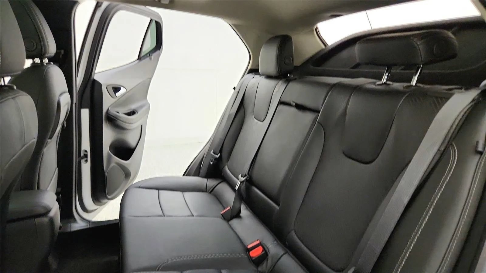 Used 2023 Buick Encore GX Essence w/ Experience Buick Package FWD image 32