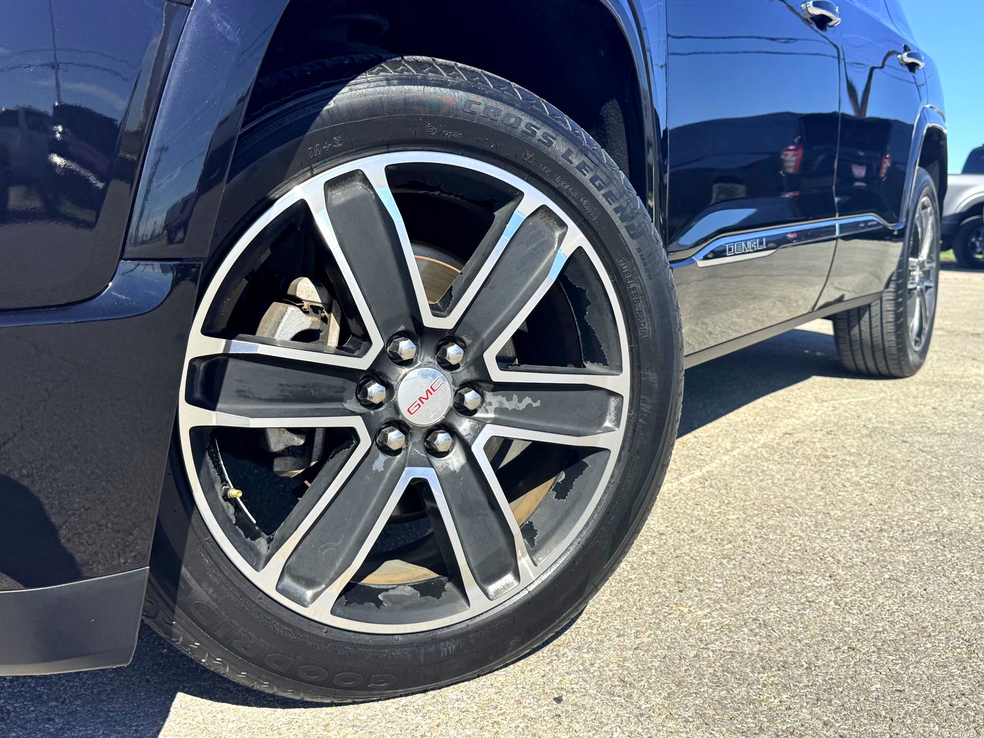 Used 2017 GMC Acadia Denali w/ Technology Package FWD image 2