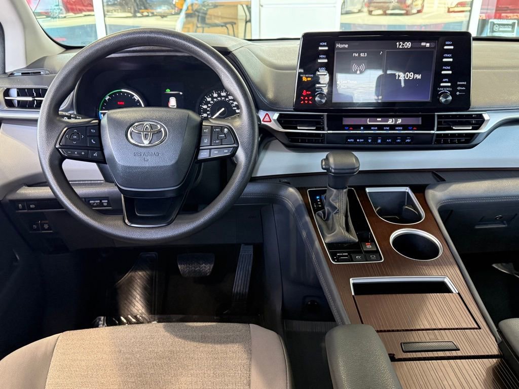 Used 2024 Toyota Sienna LE image 29