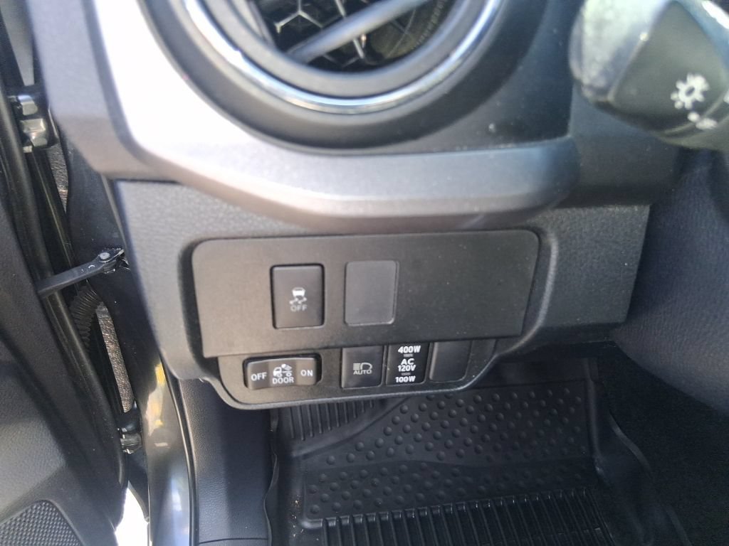 Used 2020 Toyota Tacoma TRD Off-Road AWD/4WD image 11